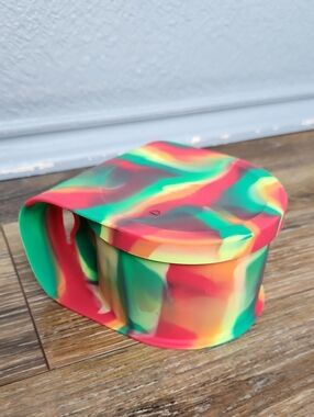 NWOT Silipint 20 oz Hibiscus Lidded Go Go Bowl Red Green Yellow Orange